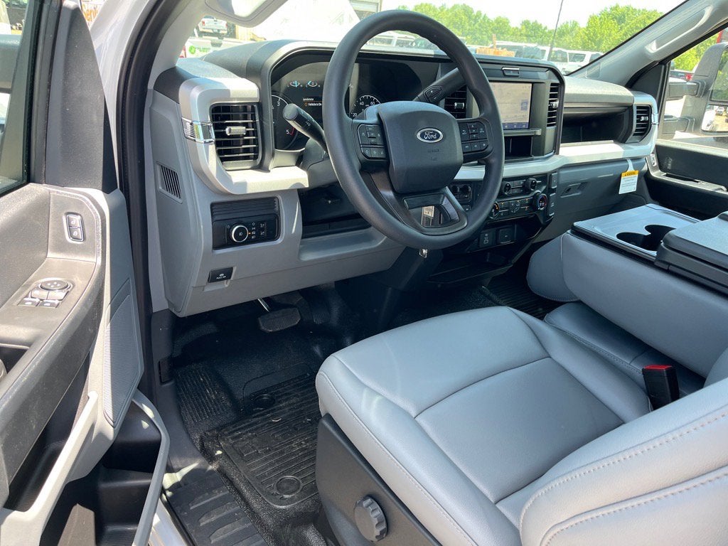 2025 Ford Super Duty F-600 DRW XL