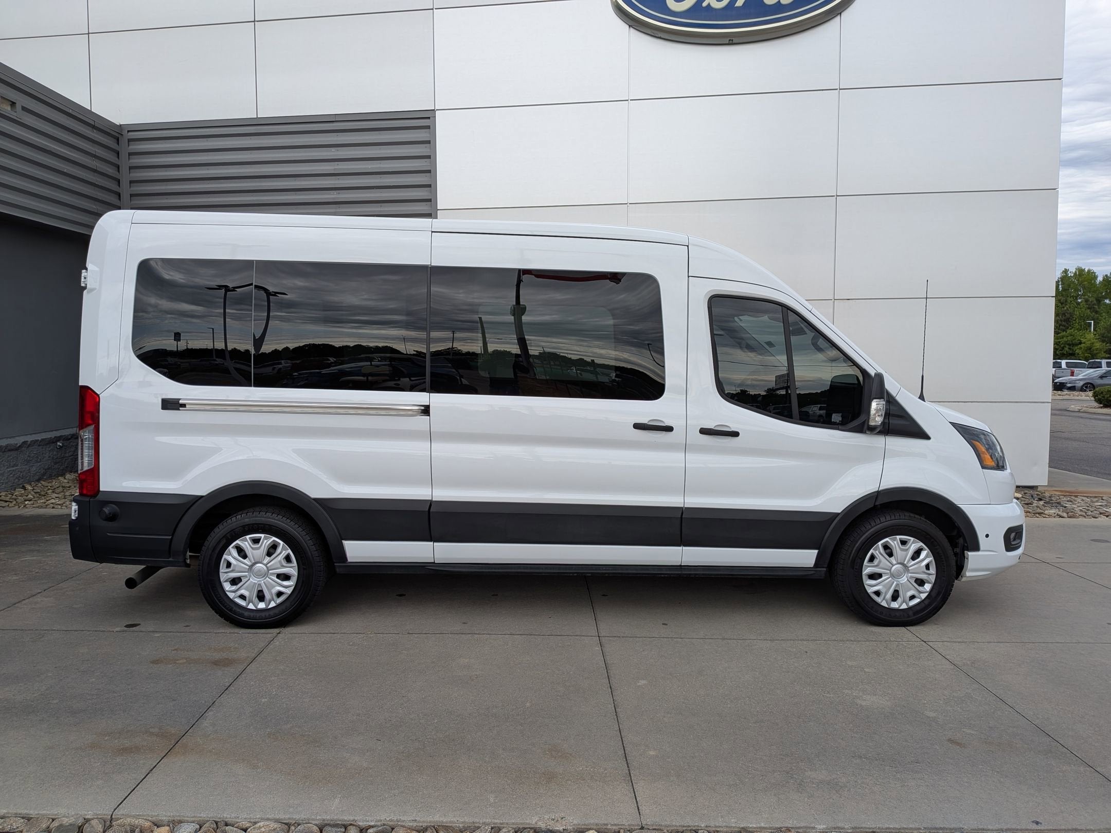 2024 Ford Transit Passenger Wagon XLT