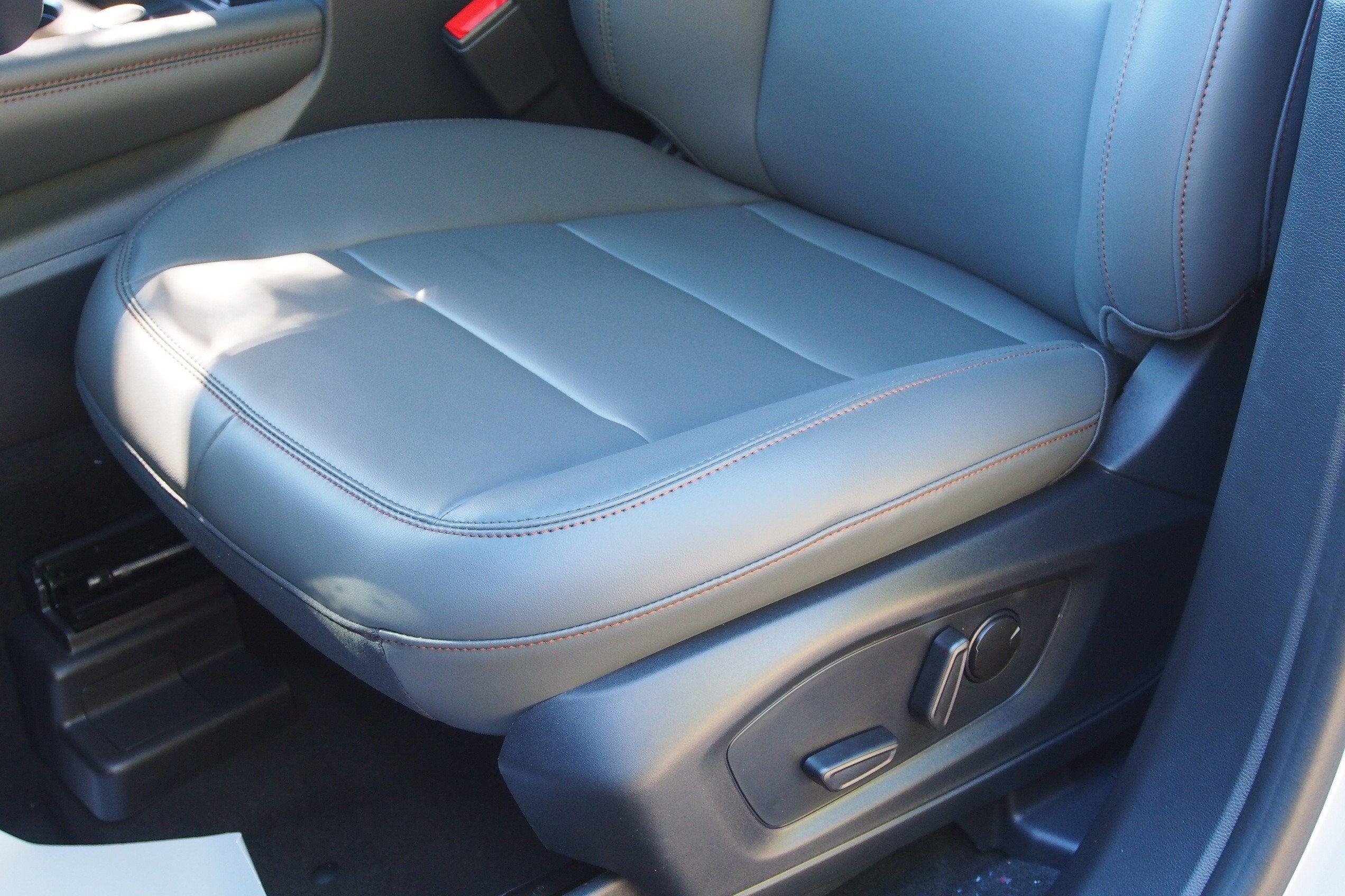 2027 Ford Explorer Active w/200A Pkg