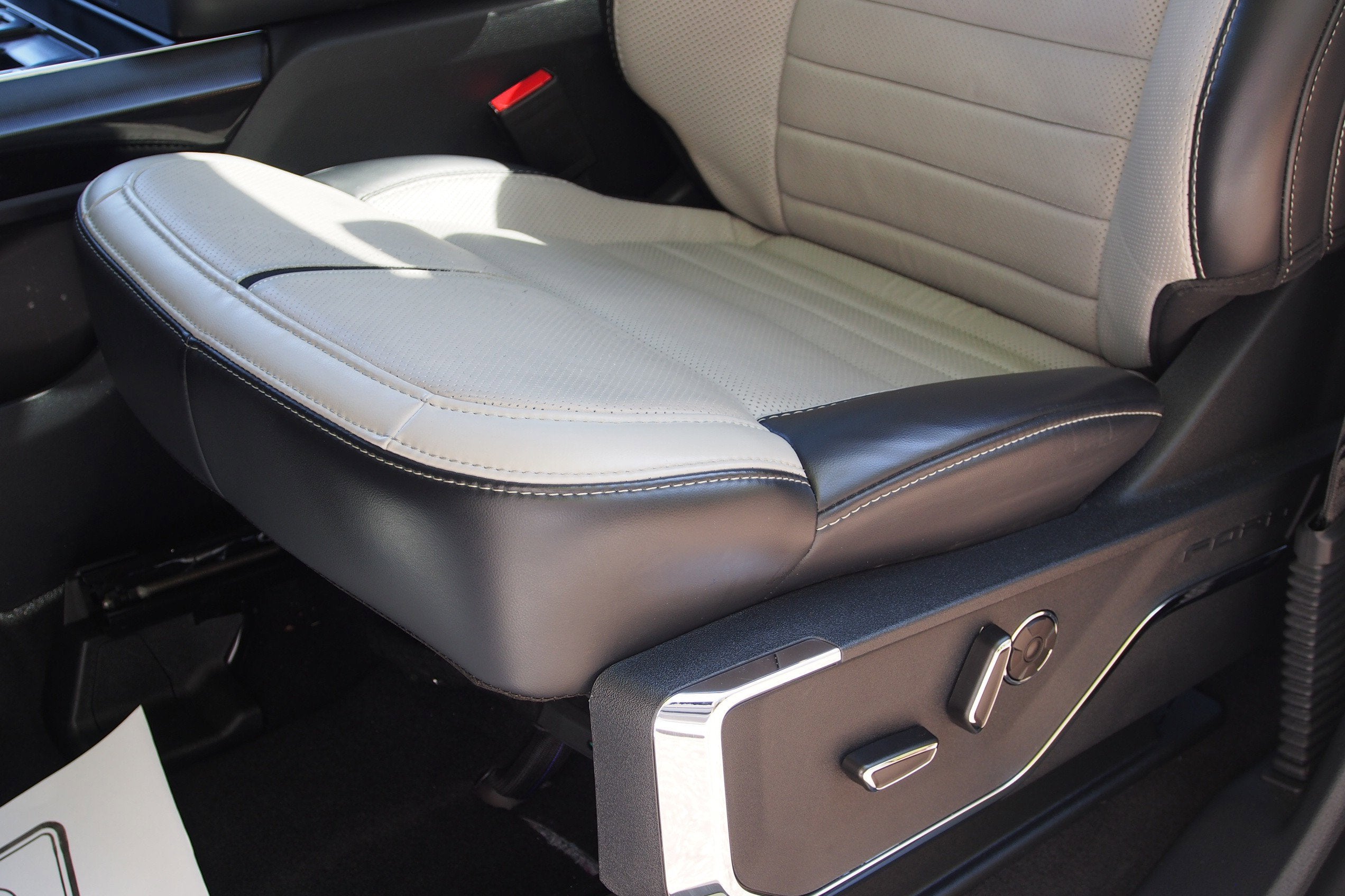 2025 Ford F-150 Lightning Platinum