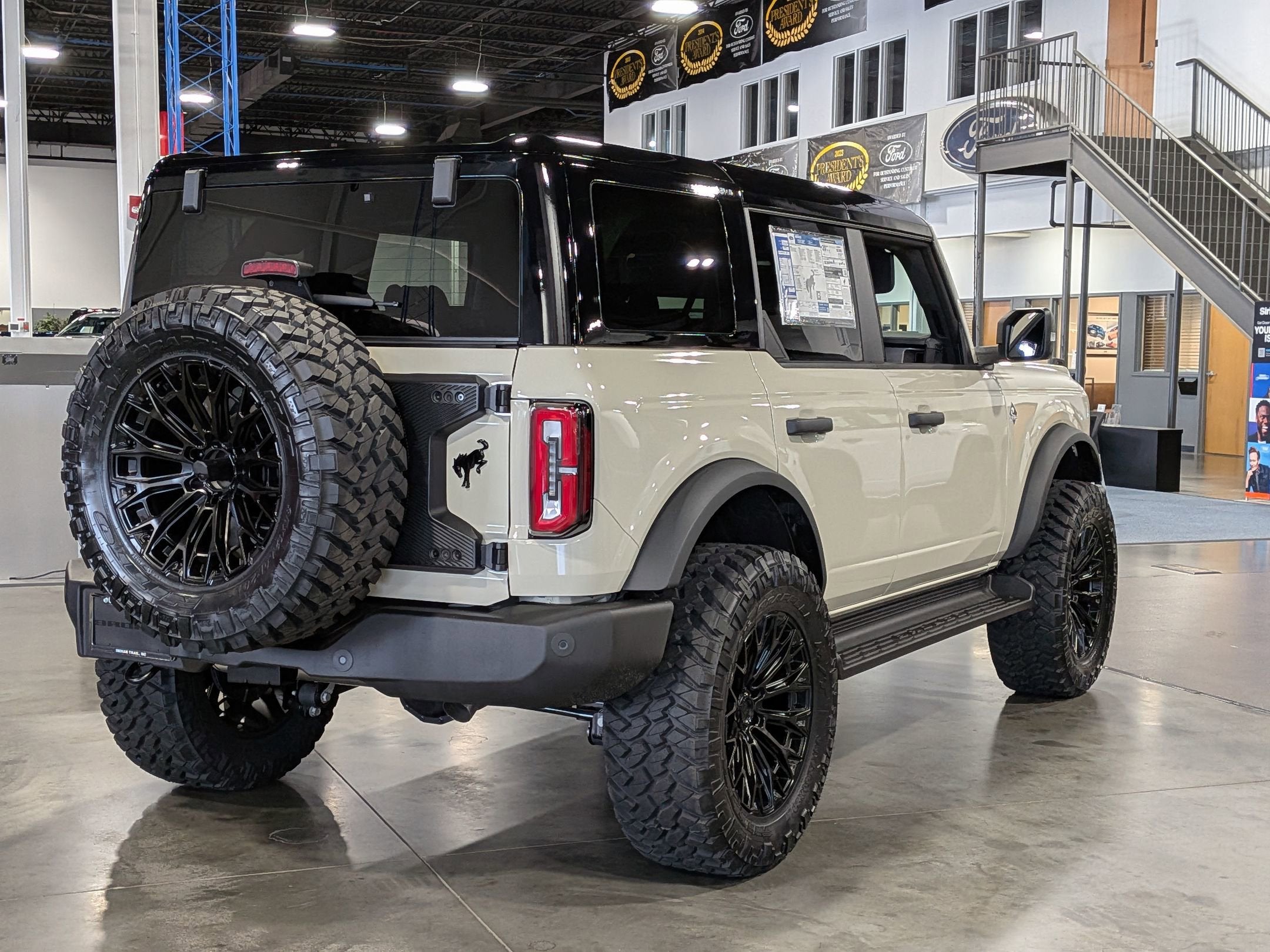 2025 Ford Bronco Outer Bank Custom Wheels / Lift