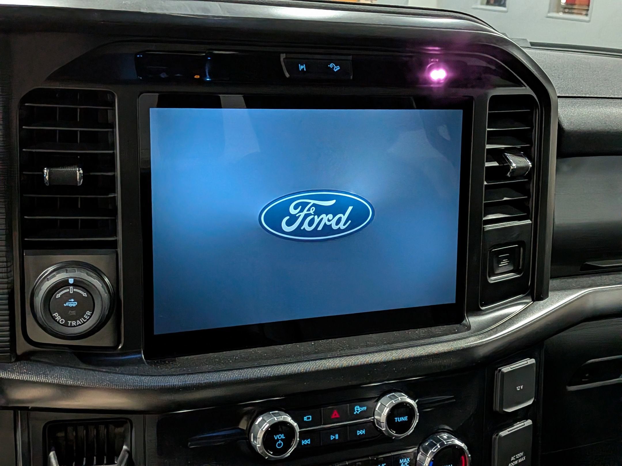 2025 Ford F-150 LARIAT Dark Trail