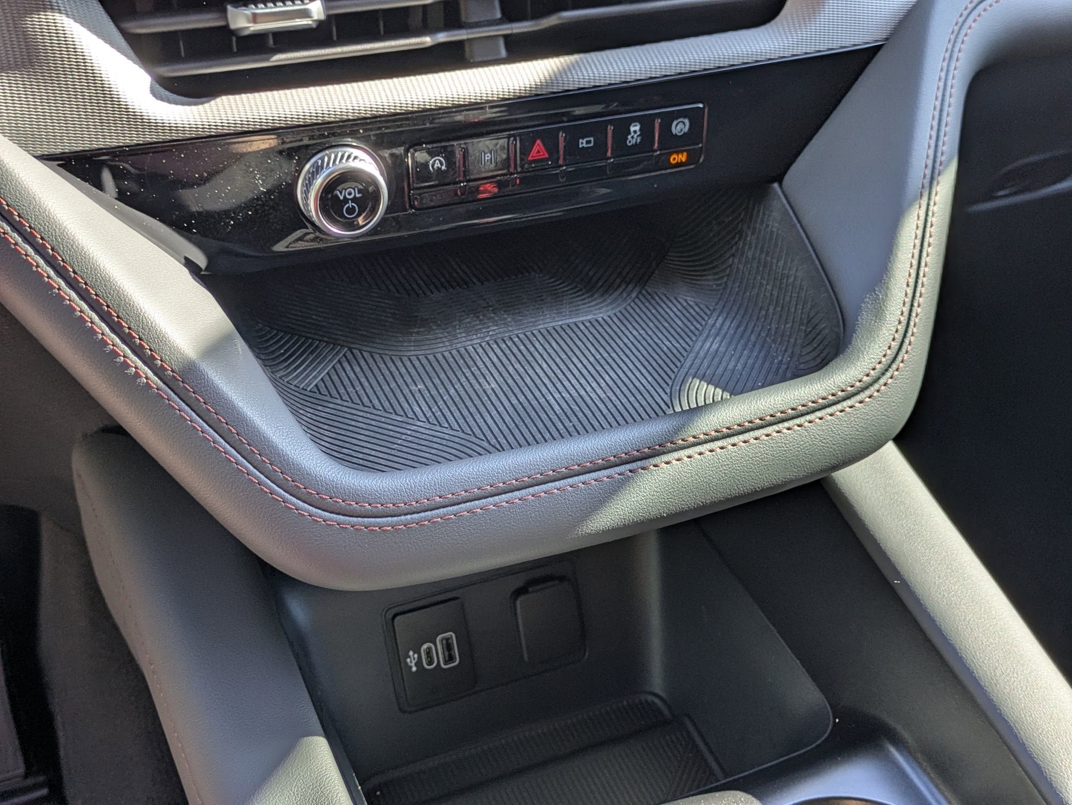 2026 Ford Explorer Active w/100A Pkg - Crossroads Courtesy Demo