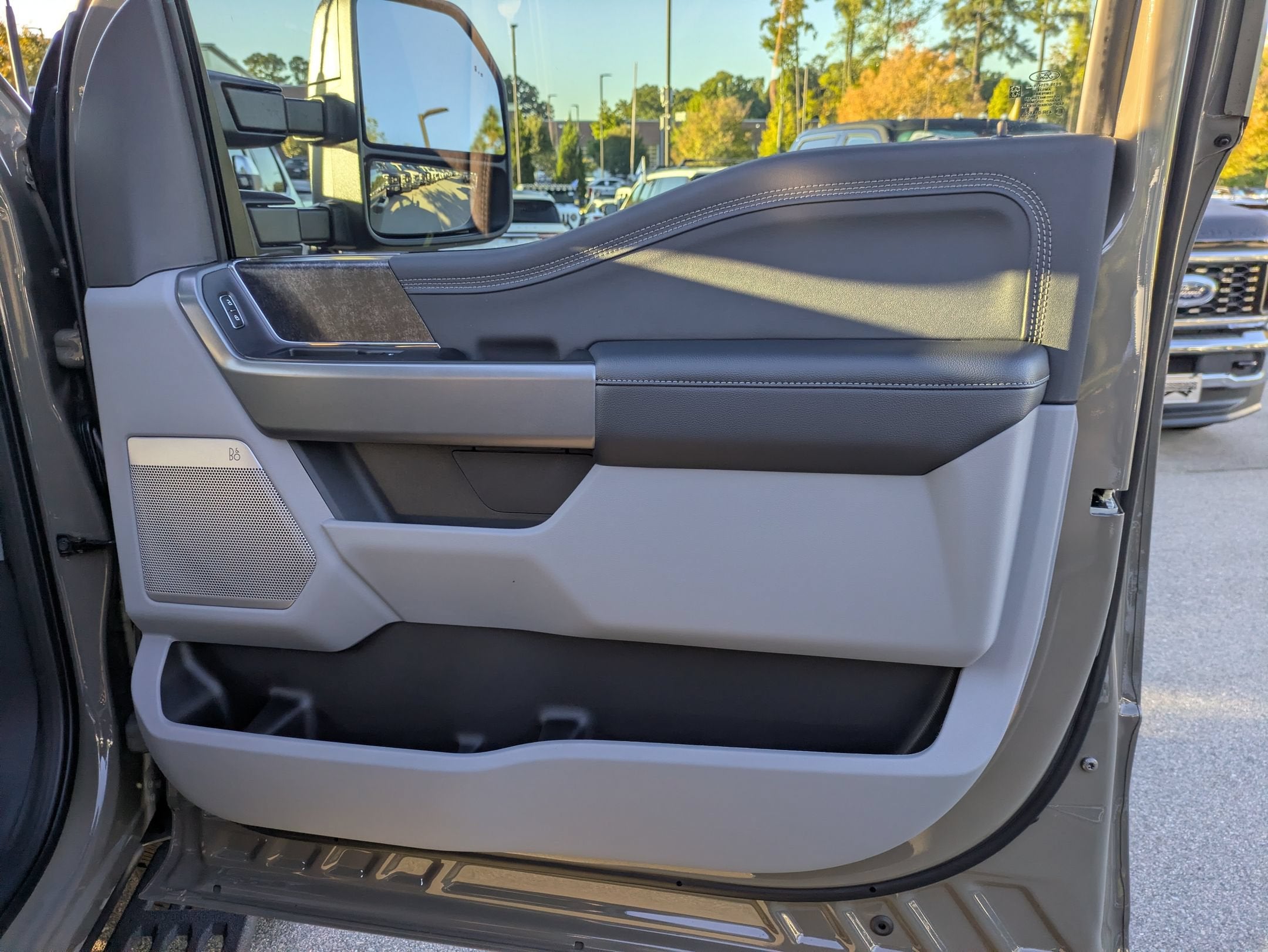 2027 Ford Super Duty F-350 SRW XLT