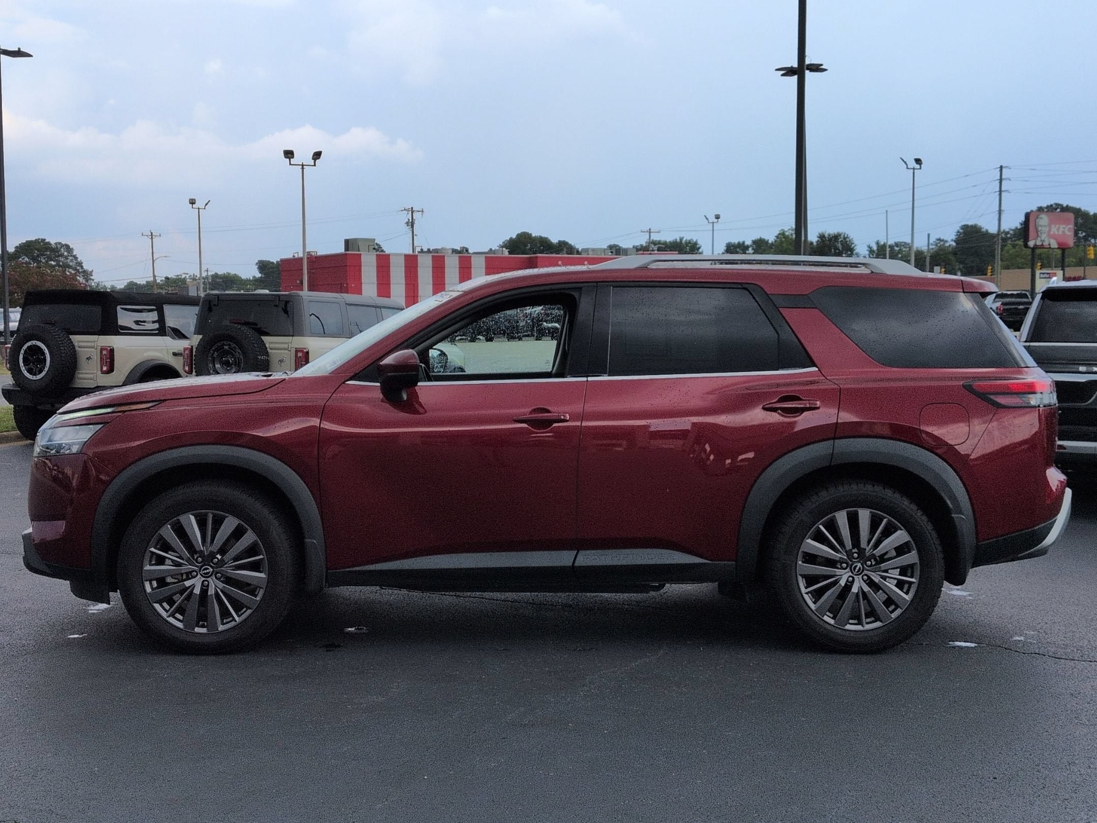 2024 Nissan Pathfinder SL